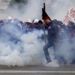 Polí­cia grega entra em confronto com grevistas em Atenas