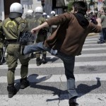 Greve geral na Grécia: "Povo, não baixes a cabeça e não te deixes vencer"; violência policial em Atenas