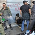 Vídeo mostra polícia grega liberando presos neonazistas e substituindo-os por imigrantes