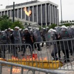 Anarquistas atacam prédio do Ministério das Finanças da Grécia 