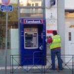 [Grécia] Ilion, Atenas: a Prefeitura proíbe a colagem de cartazes em espaços públicos e fachadas de bancos  