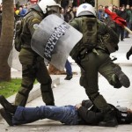 Primeiro dia da greve de 48 horas: Confrontos com a Polícia e ocupações de Ministérios e Prefeituras em toda a Grécia  
