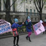 [Alemanha] Manifestação de apoio às garotas da banda Pussy Riot em frente à embaixada russa em Berlim  