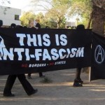 [EUA] Antifascistas atacam reunião de supremacistas brancos em Chicago