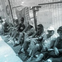 [Grécia] Mulheres se acorrentam aos portões da exploração da Eldorado Gold em Calcídica, em protesto contra a mineração de ouro
