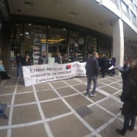 [Grécia] Protesto da União Sindical Libertária de Atenas diante da livraria Ianós