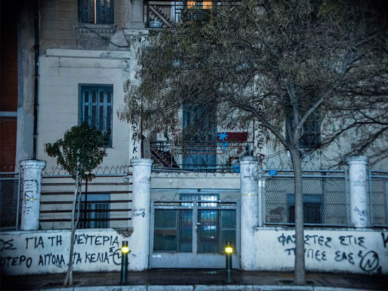 grecia-atenas-fascistas-atacam-okupa-anarquista-1