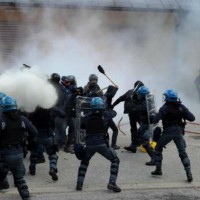 italia-em-brenner-manifestantes-sofrem-ataque-da-2.jpg