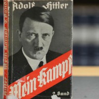 Justiça alemã investiga reedição do livro de Adolf Hitler