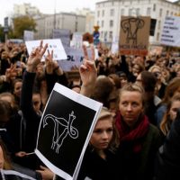 [Polônia] Após protestos de mulheres, autoridades polonesas recuam na proibição total do aborto