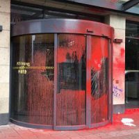 [Alemanha] Em Aachen, Departamento de Imigração é atacado por ativistas com pedras e tinta vermelha