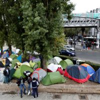 [França] Refugiados que deixaram Calais fazem acampamentos em ruas de Paris