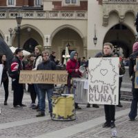 polonia-protesto-em-cracovia-em-solidariedade-co-3.jpeg