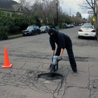 [EUA] Portland, Oregon: Anarquistas tampam buracos nas ruas da cidade