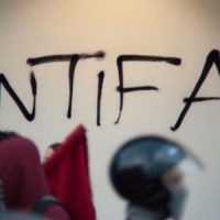 [Grécia] Vídeo: Antifas anarquistas marcham no coração de uma área fascista