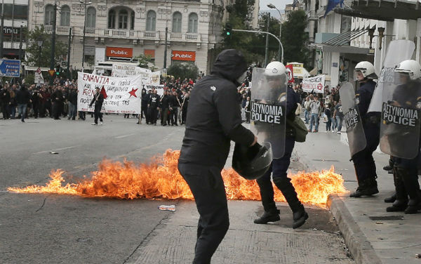grecia-video-anarquistas-atacam-a-policia-antidi-1