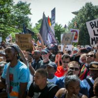 [EUA] Em Charlottesville, Ku Klux Klan é recebida aos gritos de "racistas, voltem para casa!"