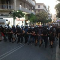 grecia-video-em-atenas-manifestantes-atacam-com-2.jpg