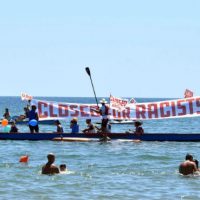 [Itália] Dezenas de pessoas protestam na Sicília contra navio de extrema-direita