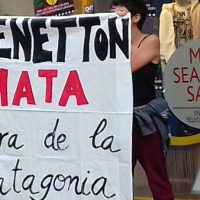 [Espanha] CNT faz protesto em frente à loja Benetton
