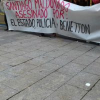espanha-cnt-faz-protesto-em-frente-a-loja-benett-2.jpeg
