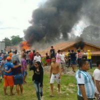 [Coari-AM] "Ação direta": População queima casa do prefeito, de vereadores e toca fogo na Câmara Municipal