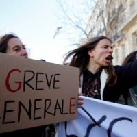 Greve e atos contra reforma do funcionalismo registram confronto na França