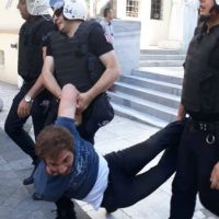 turquia-a-policia-ataca-brutalmente-os-estudante-2.jpg