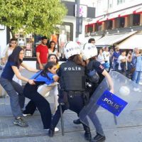 turquia-a-policia-ataca-brutalmente-os-estudante-3.jpg