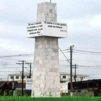[Praia Grande-SP] Justiça aceita pedido de ateus e manda remover inscrições bíblicas de praça no litoral paulista