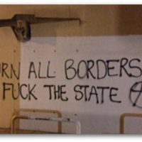 [Grécia] Ataque contra o instituto francês em solidariedade com os nossos camaradas processados que lutam contra as fronteiras