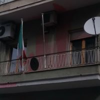 [Grécia] Patras: Anarquistas lançam bombas de tintas contra o consulado italiano em solidariedade com El Asilo Occupato em Turim