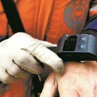 [China] "Por favor, continuem trabalhando": braceletes GPS para controlar trabalhadores e evitar descansos