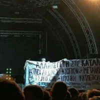 [Grécia] Manifestantes invadem palco de show de hip hop em protesto contra repressão do Estado grego