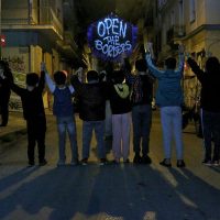 [Grécia] Atenas: As crianças sabem! Abram as fronteiras!
