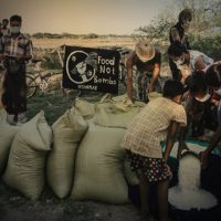 [Mianmar] Movimento Food Not Bombs distribui sacos de arroz no distrito de Dala