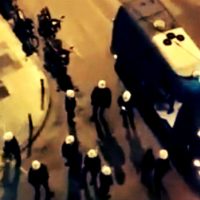 [Grécia] Vídeo | Atenas: Ataque policial maciço contra pessoas que estavam circulando em uma praça