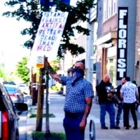 [EUA] Pittsburgh, PA: Antifascistas confrontam nazistas armados em Bloomfield