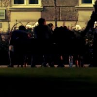 [Sérvia] Vídeo | Belgrado: Tropa de choque ataca impiedosamente pessoas que estavam apenas sentadas em um banco
