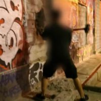 [Grécia] Vídeo | Exarchia: Ativistas pegam a polícia de choque de surpresa e reocupam a Okupação "Dervenion 56" no mesmo dia em que foi despejada