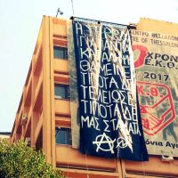 [Grécia] Vídeo | Anarquistas fazem intervenção com uma faixa gigante no Ministério de Trabalho de Tessalônica