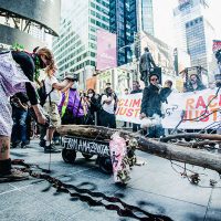 [EUA] Vídeo | Performance anarquista no coração de Nova York contra o assassinato da Floresta Amazônica