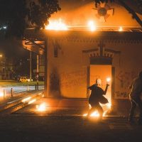 [Colômbia] Manifestantes atearam fogo em delegacia de polícia de Medellín em resposta a estupro policial