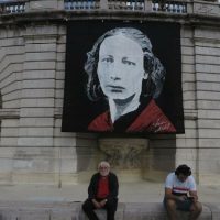 [França] Paris: o retrato de Louise Michel desafia a basílica do Sagrado Coração