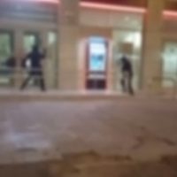 [Grécia] Vídeo | Anarquistas atacam agência do Eurobank | Solidariedade com Kalaitzidis e Mataragkas