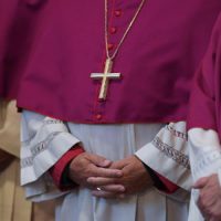 Abusos na Igreja Católica: investigação revela milhares de pedófilos na França