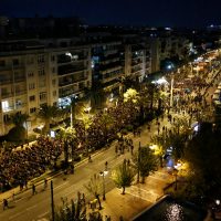 [Grécia] Em Atenas, milhares de pessoas protestam em memória da revolta estudantil de 1973 contra a junta militar