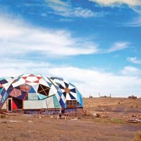 [Reino Unido] Squatters, cultos do deserto e manifestantes do clima: novo livro examina a arquitetura de assentamentos anarquistas