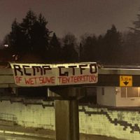 [Canadá] Vancouver, BC: Banner Chama Atenção para RCMP em Território Wet'suewet'en