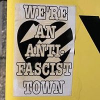 [EUA] Antifascistas enfrentam neonazis em Orlando; a polícia oferece proteção aos racistas